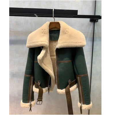 Traje de Motociclista con Solapa Grande y Costuras Verdes