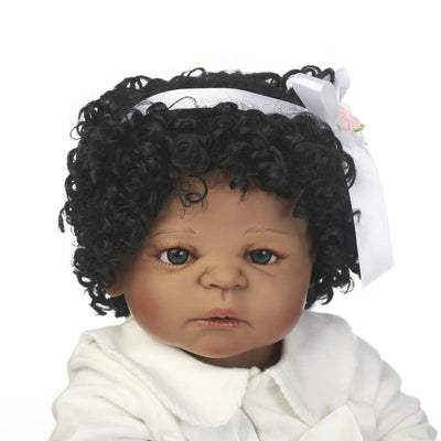 Muñeca Bebé Realista de Piel Oscura con Cabello Rizado para Casa de Juegos - Image 6