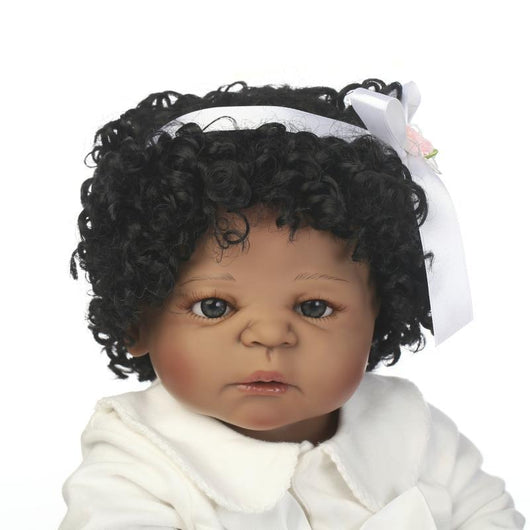 Muñeca Bebé Realista de Piel Oscura con Cabello Rizado para Casa de Juegos - Image 6