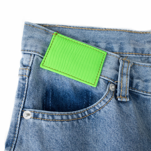 Jeans Mujer con Detalles Fluorescentes y Cortes Asimétricos - Image 3