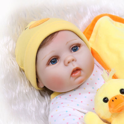 Muñeca Bebé Realista de Plástico con Conjunto de Ropa - Image 2