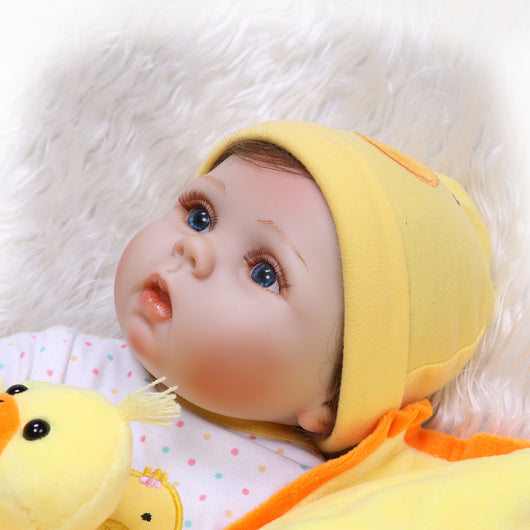 Muñeca Bebé Realista de Plástico con Conjunto de Ropa - Image 4