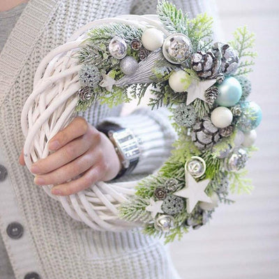 Corona Navideña de Mimbre y Flores Artificiales - Decoración Festiva Elegante - Image 9