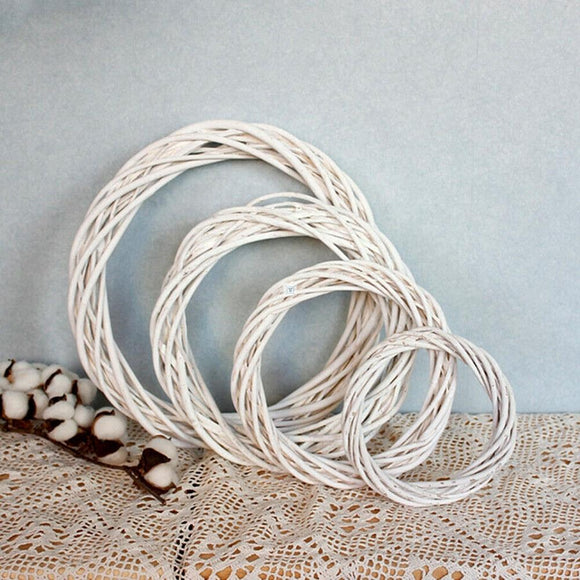 Corona Navideña de Mimbre y Flores Artificiales - Decoración Festiva Elegante