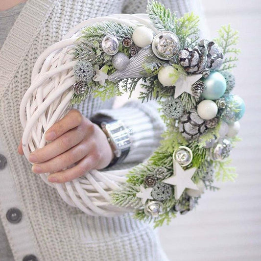 Corona Navideña de Mimbre y Flores Artificiales - Decoración Festiva Elegante
