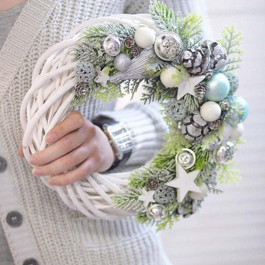 Corona Navideña de Mimbre y Flores Artificiales - Decoración Festiva Elegante
