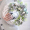 Corona Navideña de Mimbre y Flores Artificiales - Decoración Festiva Elegante