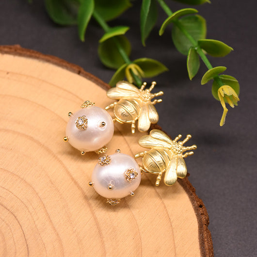 Aretes de Perla de Agua Dulce con Diseño Abeja - Image 6