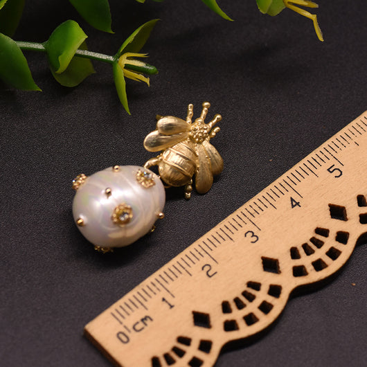 Aretes de Perla de Agua Dulce con Diseño Abeja - Image 9