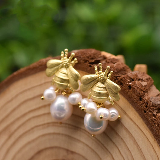Aretes de Perla de Agua Dulce con Diseño Abeja