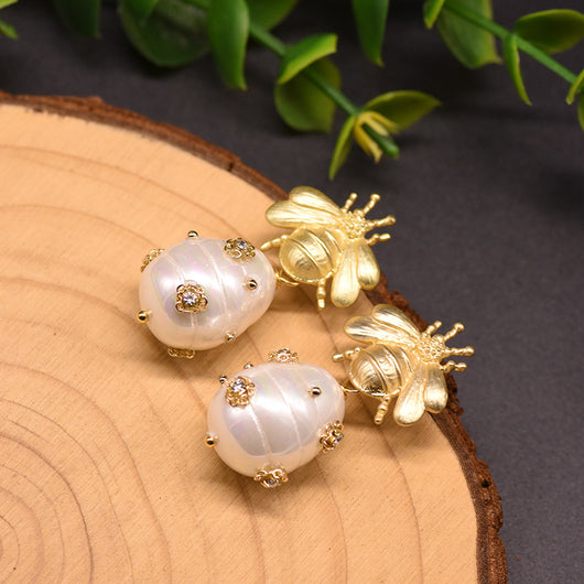Aretes de Perla de Agua Dulce con Diseño Abeja - Image 2