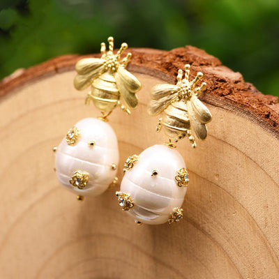 Aretes de Perla de Agua Dulce con Diseño Abeja - Image 4