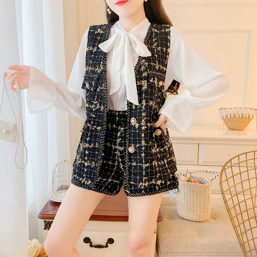 Conjunto de Tres Piezas: Blusa Chifón Aroma Delicado con Shorts