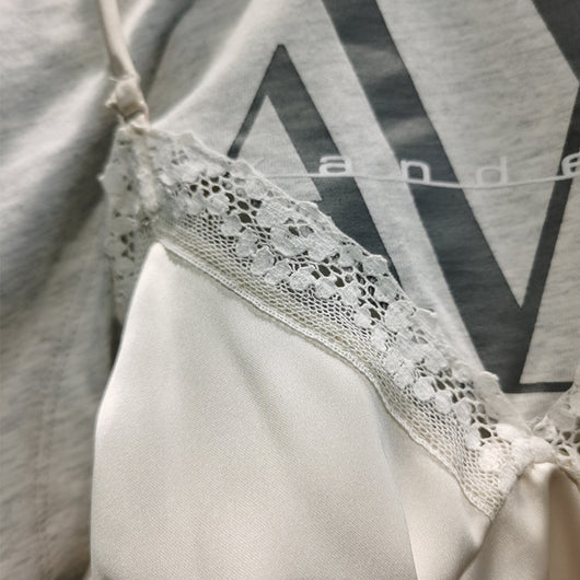 Blusa Combinada con Encaje y Letras, Manga Corta - Image 10