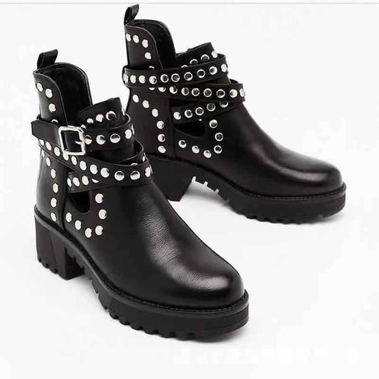 Botas Martin Talla Grande con Tachuelas y Detalles Hueco - Diseño Sólido