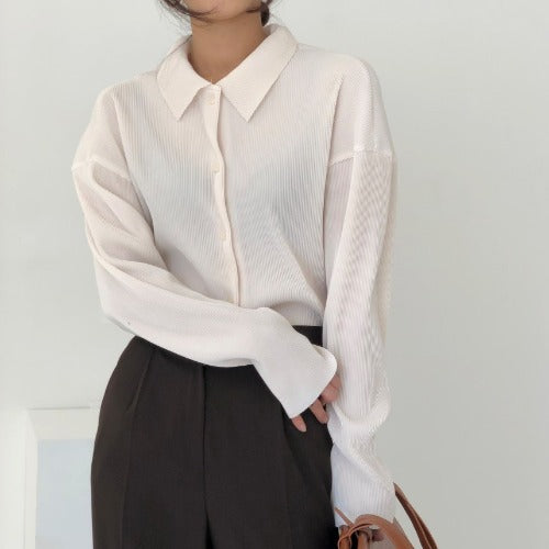 Camisa Minimalista Oscura con Pliegues Coreano