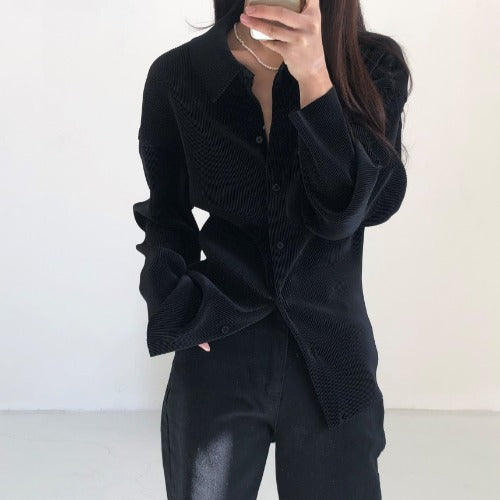 Camisa Minimalista Oscura con Pliegues Coreano