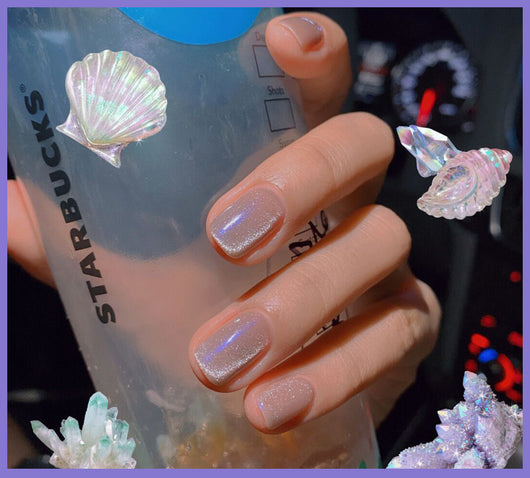 Esmalte de Uñas Efecto Ojo de Gato con Cristales de Té con Leche