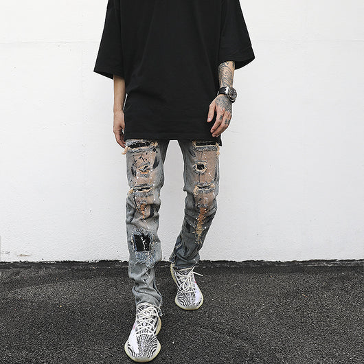 Jeans Rotos con Detalles de Tinta y Parches Desgastados