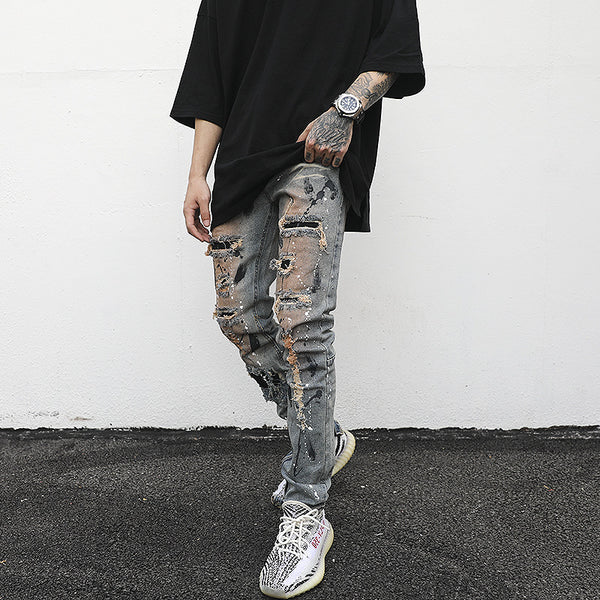 Jeans Rotos con Detalles de Tinta y Parches Desgastados