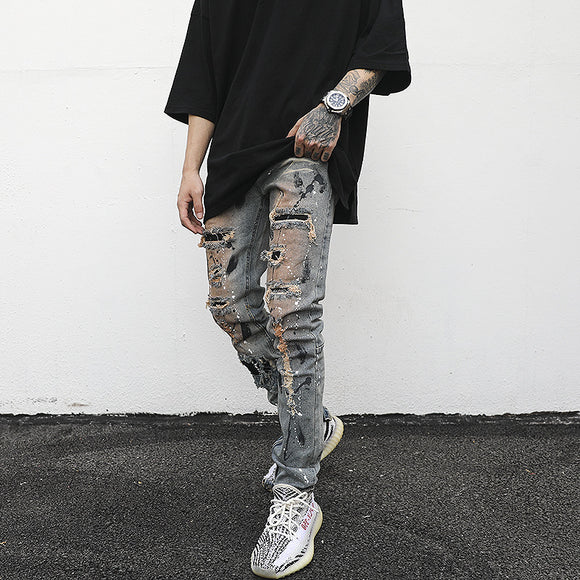 Jeans Rotos con Detalles de Tinta y Parches Desgastados