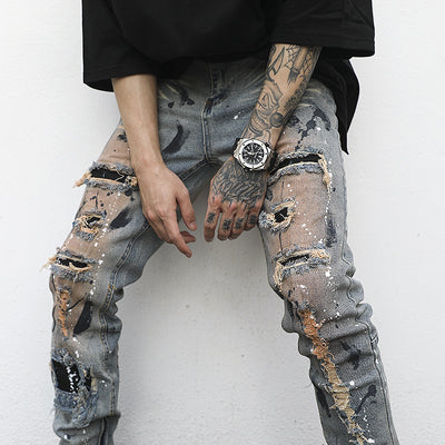Jeans Rotos con Detalles de Tinta y Parches Desgastados - Image 4