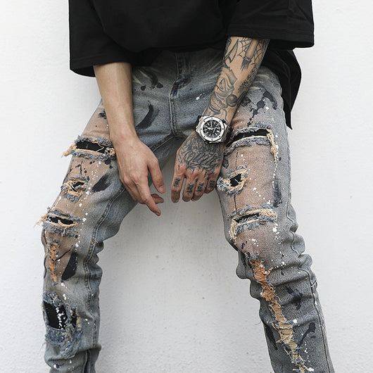 Jeans Rotos con Detalles de Tinta y Parches Desgastados - Image 4