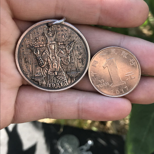 Dije Moneda Anubis Dios Lobo - Jeroglíficos Egipcios Corazón y Plumas Vintage - Image 2