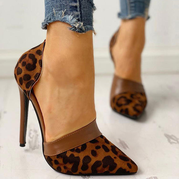 Zapatos Stiletto de Gamuza con Estampado de Leopardo y Diseño Abierto Lateral