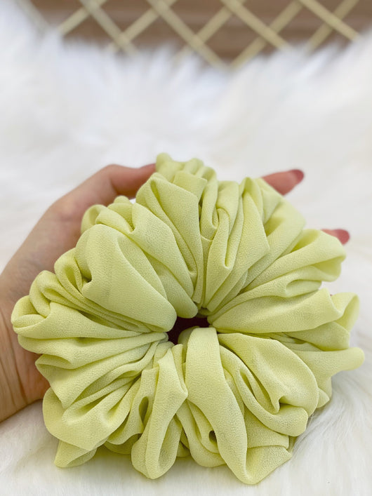 Coletero de Chifón Perla con Flor para el Cabello en Color Puro - Image 3