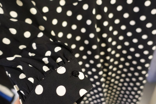 Vestido de Encaje con Cuello Amplio y Parches Decorativos - Image 2