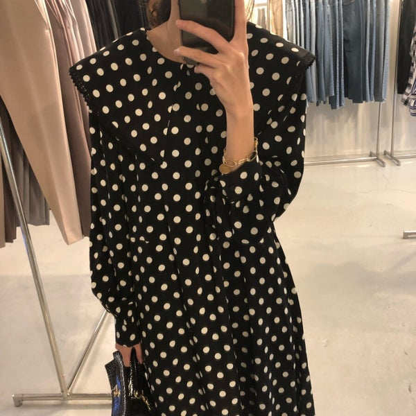 Vestido de Encaje con Cuello Amplio y Parches Decorativos