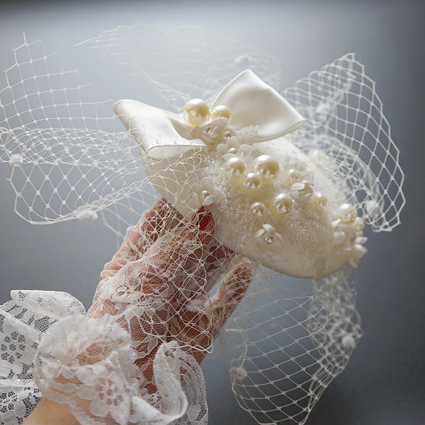 Sombrero Francés para Dama con Perlas y Moño Elegante