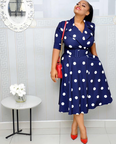 Traje de Vestir con Cuello de Lunares y Cinturón Talla Grande - Image 6