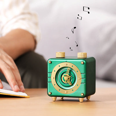 Parlante Bluetooth Retro Verde con Diseño de Reloj, Radio FM y Micrófono - Image 9