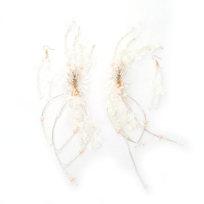Tocado Nupcial con Aretes de Flores y Flecos Largos - Image 6