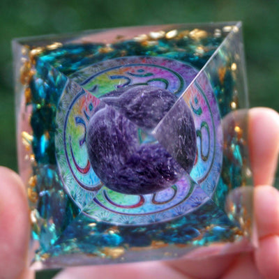 Pirámide Orgonita 60mm con Esfera de Amatista y Obsidiana Natural - Image 7