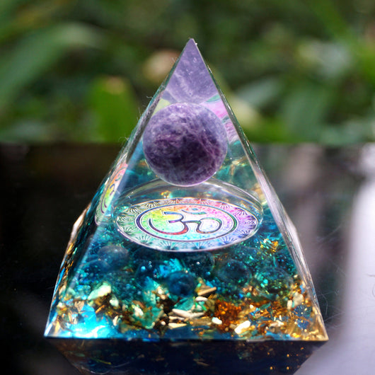 Pirámide Orgonita 60mm con Esfera de Amatista y Obsidiana Natural - Image 5