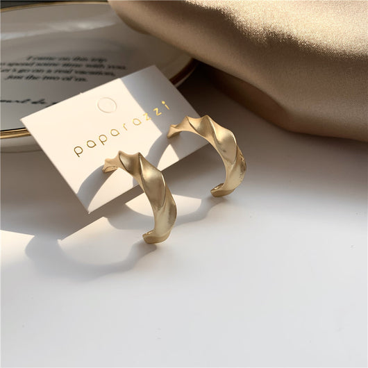 Aretes Metálicos Mate Minimalistas - Diseño Único para Chicas Modernas