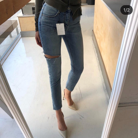 Jeans Cortos Talle Alto con Bordes Crudos y Roturas