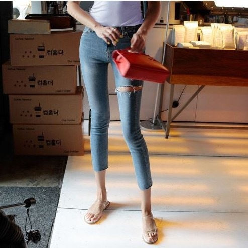 Jeans Cortos Talle Alto con Bordes Crudos y Roturas