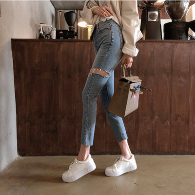 Jeans Cortos Talle Alto con Bordes Crudos y Roturas - Image 4