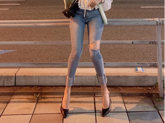 Jeans Cortos Talle Alto con Bordes Crudos y Roturas - Image 5