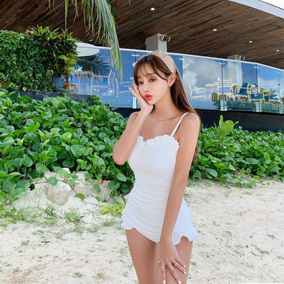 Traje de Baño Enterizo con Halter Lateral y Diseño Moderno - Image 9