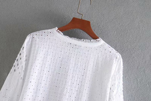 Camisa Elegante de Cuello Alto con Bordado y Detalles Recortados - Image 11