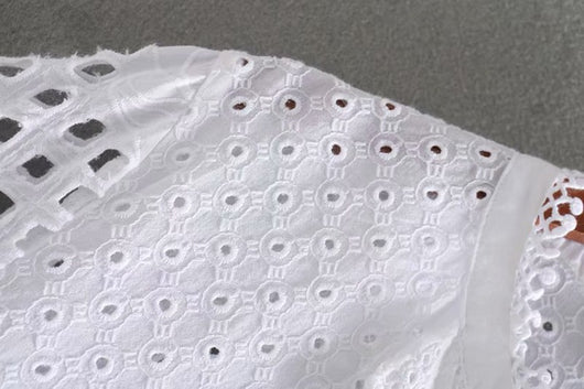 Camisa Elegante de Cuello Alto con Bordado y Detalles Recortados - Image 15