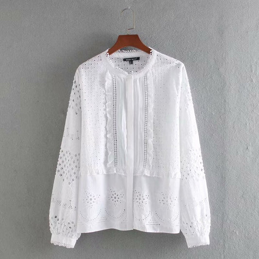 Camisa Elegante de Cuello Alto con Bordado y Detalles Recortados