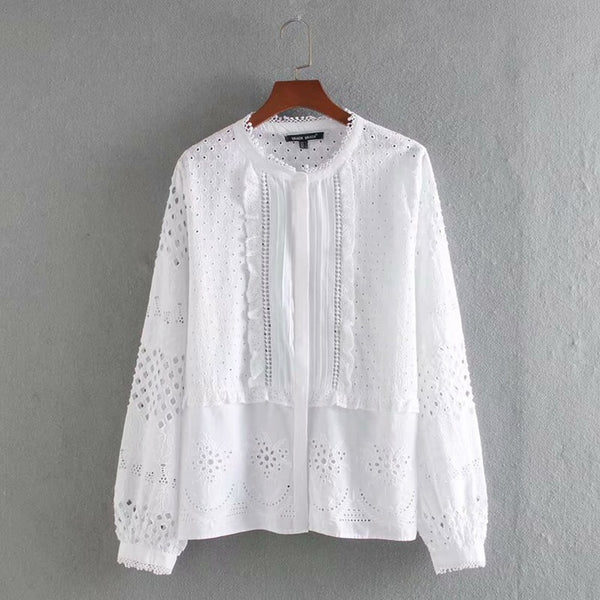 Camisa Elegante de Cuello Alto con Bordado y Detalles Recortados