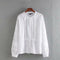 Camisa Elegante de Cuello Alto con Bordado y Detalles Recortados