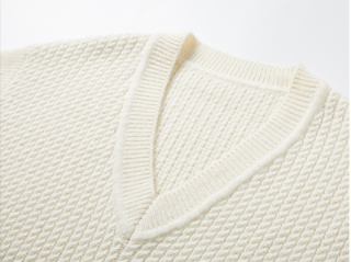 Chaleco Blanco Minimalista sin Mangas - Image 7